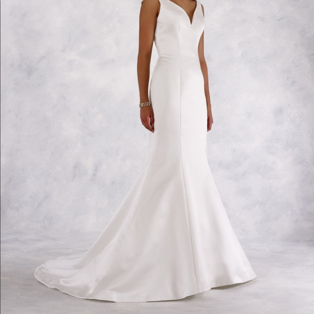 Robert Bullock Cia Wedding Dress. Size 2. Never worn. Originally $2500